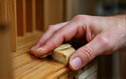 Application de finition sur un meuble en bois